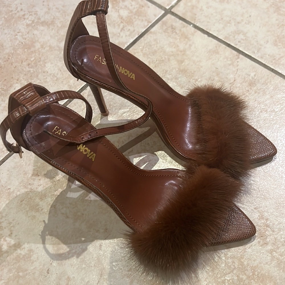 🧸🧸BROWN FEATHER HEELS🧸🧸